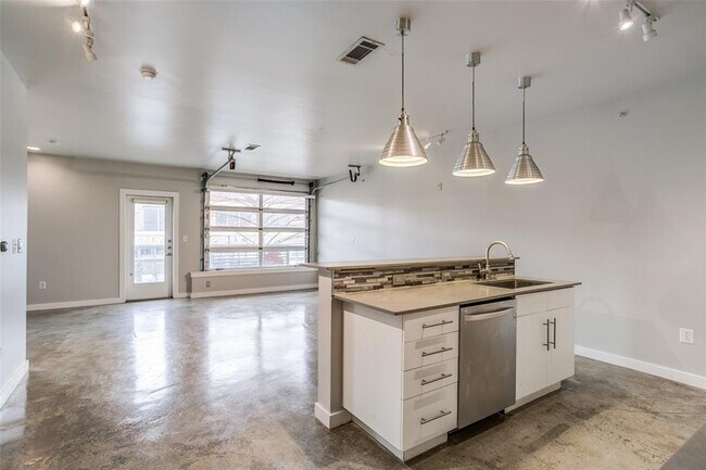 Building Photo - 1111 S Akard-22492