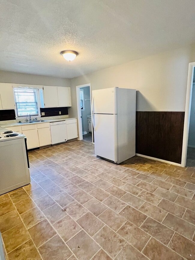 Building Photo - Spacious 2 Story Home