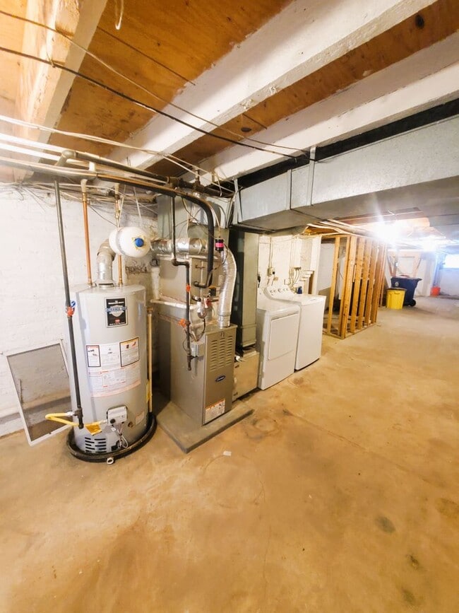 Building Photo - Large 3BR/1BA townhome in the Oliver neighborhood of East Baltimore. WATER INCLUDED