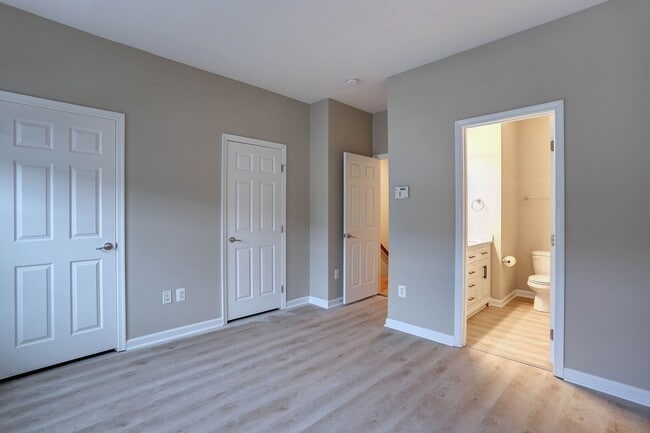 Building Photo - 3BR, 3BA, 1-Car Garage Townhome in Howard Square