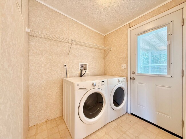 Building Photo - Lovely spacious home-3 bedroom-2 bathrooms-all appliances