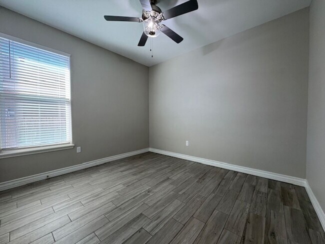 Building Photo - DCR602