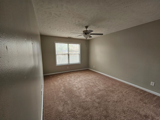 Building Photo - NEW LISTING!!!! Dont Miss Out
