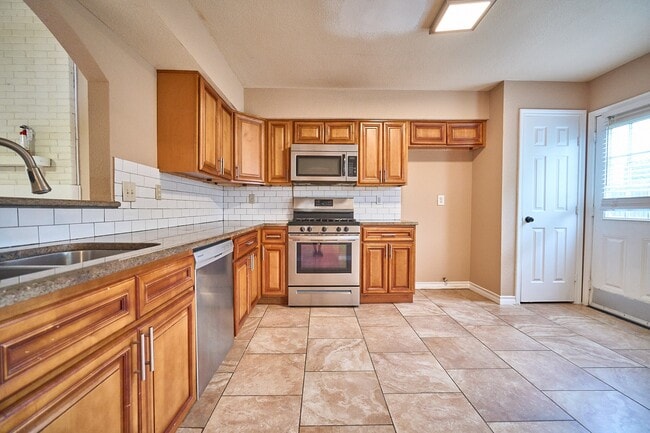 Building Photo - 10126 Northview Dr