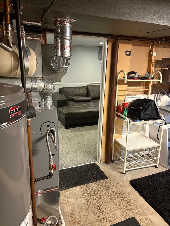 Building Photo - Price update Charming 2BR House (Basement ...