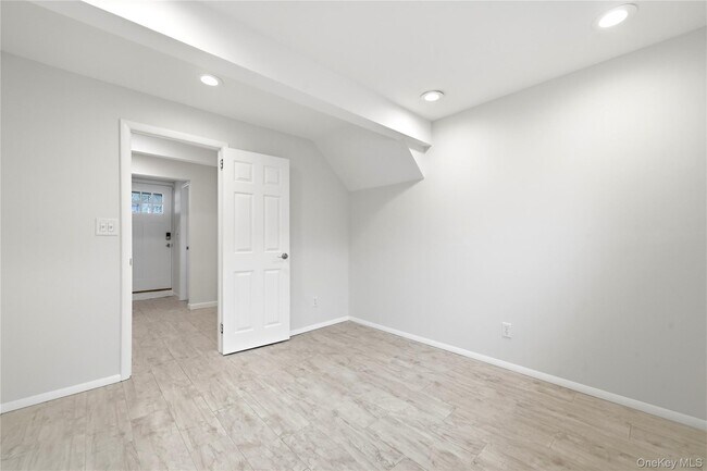 Building Photo - 14 Oak Dr