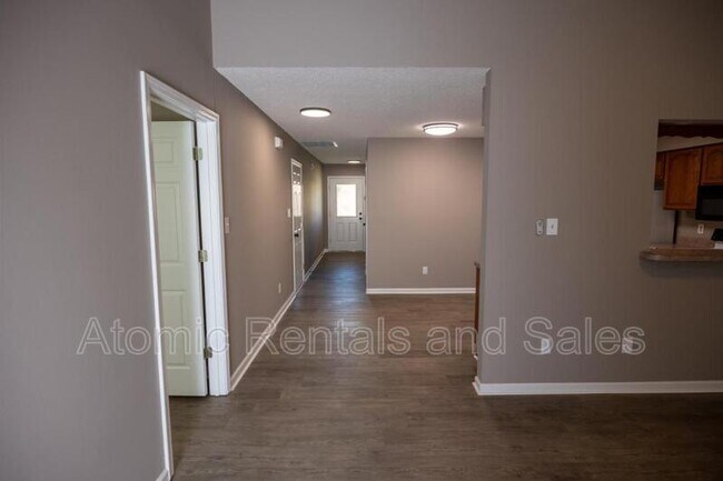 Building Photo - 130 Hawthorne Oaks Way