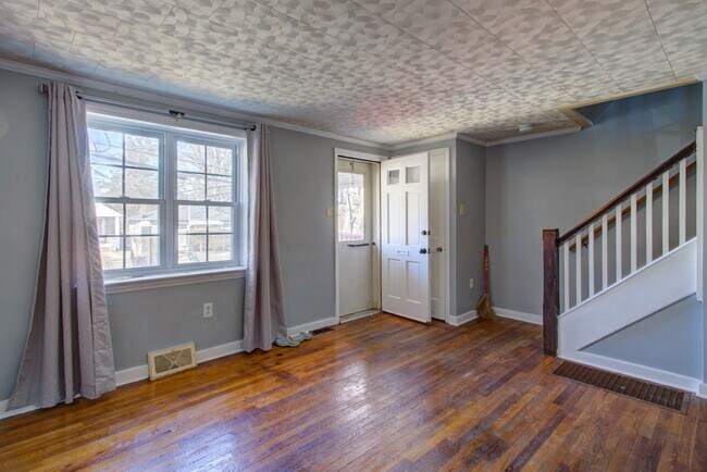 Building Photo - 824 Wabank St