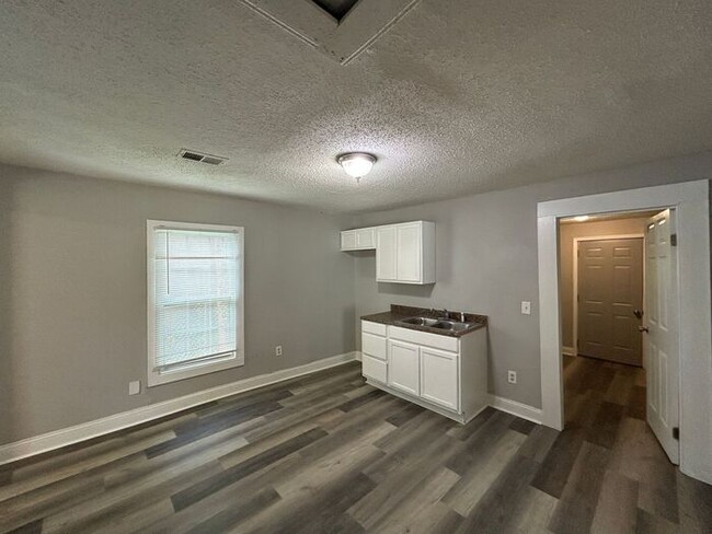 Building Photo - 433 Carpenter St