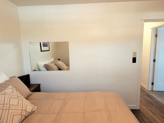 Building Photo - 824 NE 4th St