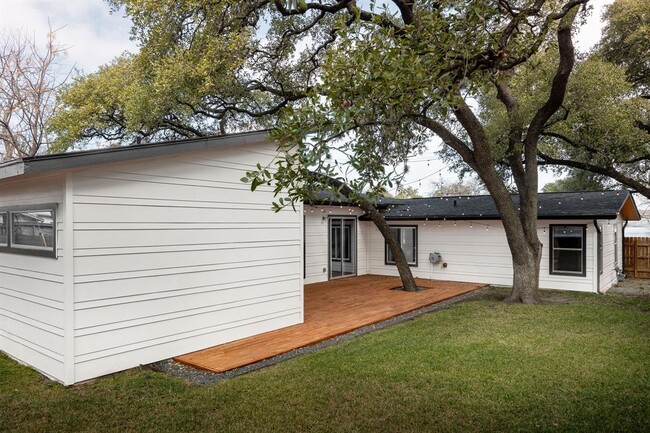 Building Photo - 1203 W Oltorf St