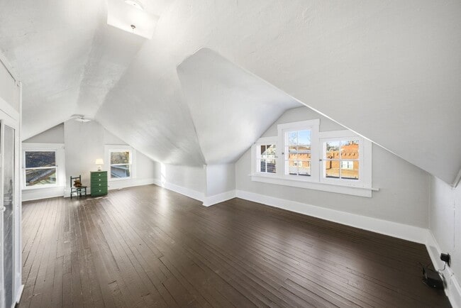 Building Photo - 6+BR House on E. Lane – Central Campus – Newly Renovated + Free Parking – Flexible Move-In