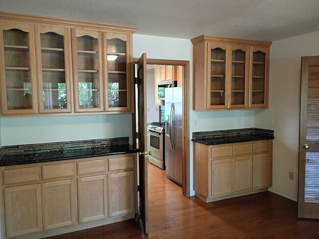 Building Photo - AVAILABLE NOW! excellent Fair Oaks Location 3 Bedroom Home!
