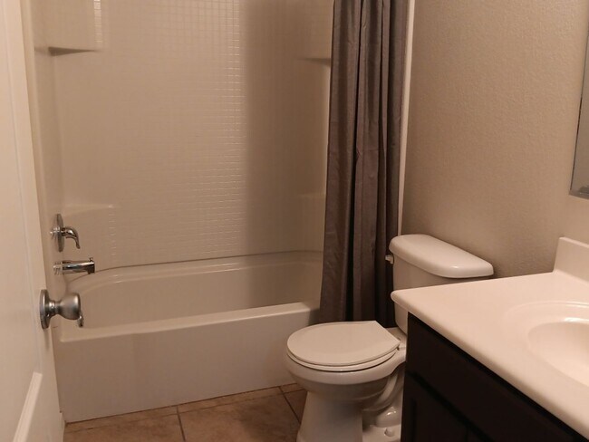 Building Photo - 4 Bedroom, 3 Bathroom! Lovely Home!