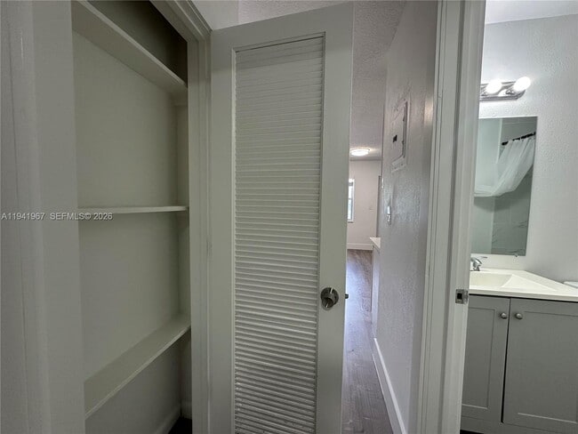 Building Photo - 3660 NE 11th Ave