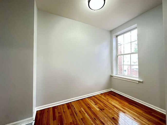 Building Photo - 538 E Queen Ln