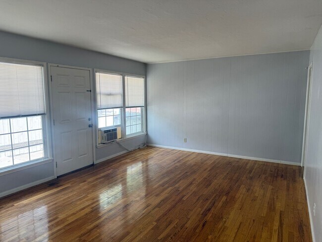 Building Photo - 417 E Walnut Ave