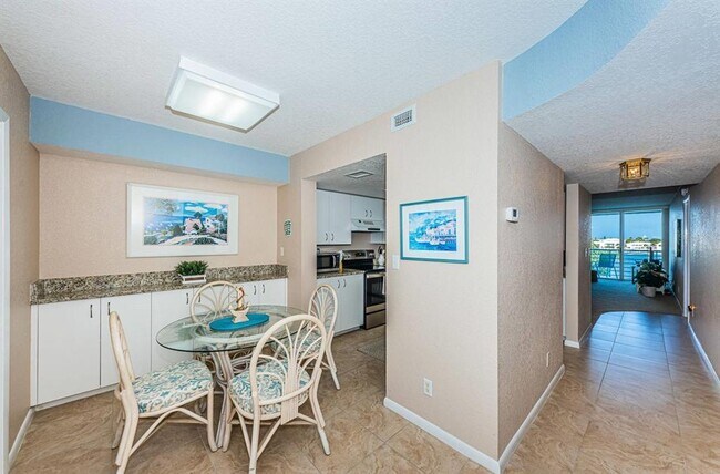 Building Photo - 6093 Bahia Del Mar Cir N