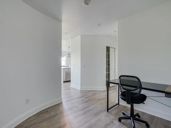 Building Photo - Beautiful Lower-Level Home in Bellevue