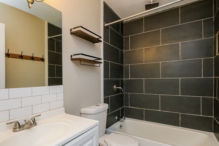 Building Photo - 238 E Houston Ave