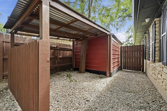 Building Photo - 303 Pin Oak Dr