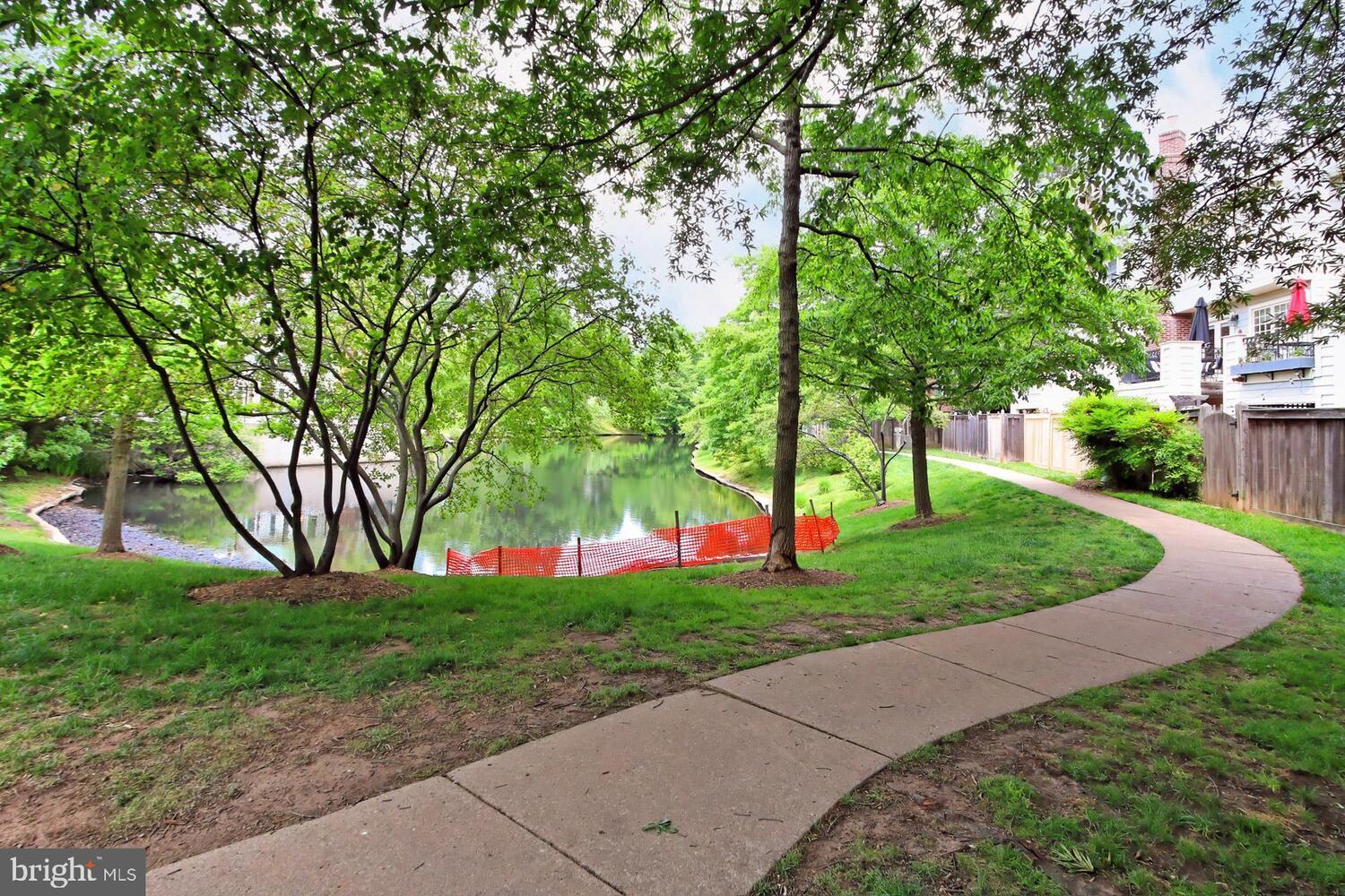 Building Photo - 1100 Quaker Hill Dr