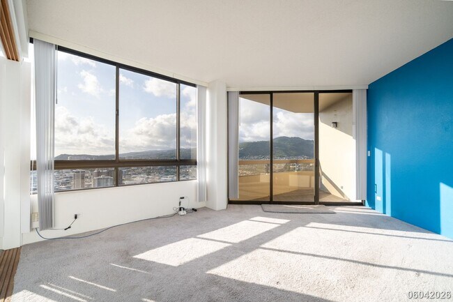 Building Photo - Luxury High-Rise Living on the 38th Floor