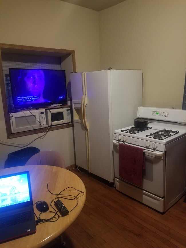 KITCHEN - 5514 S Winchester Ave