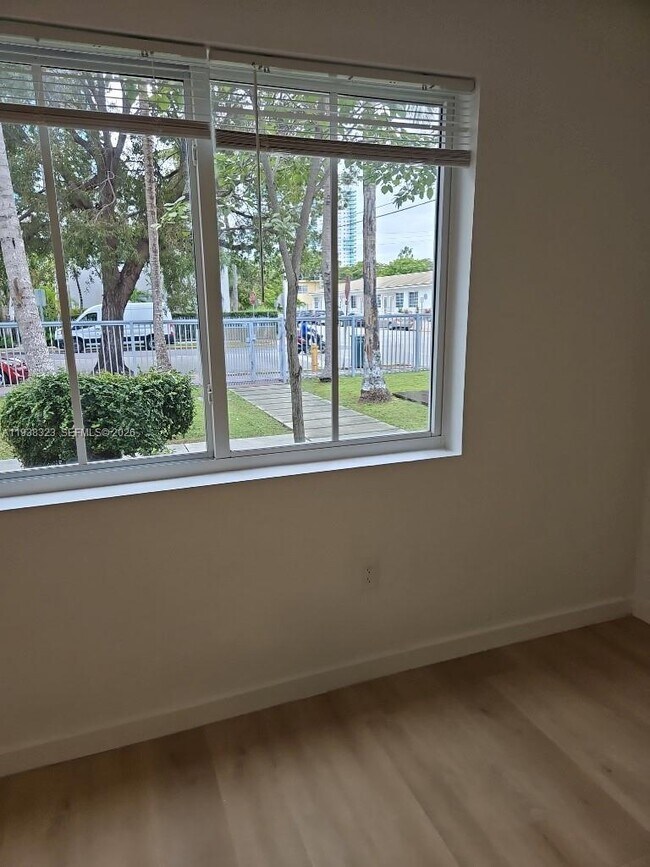 Building Photo - 557 Michigan Ave