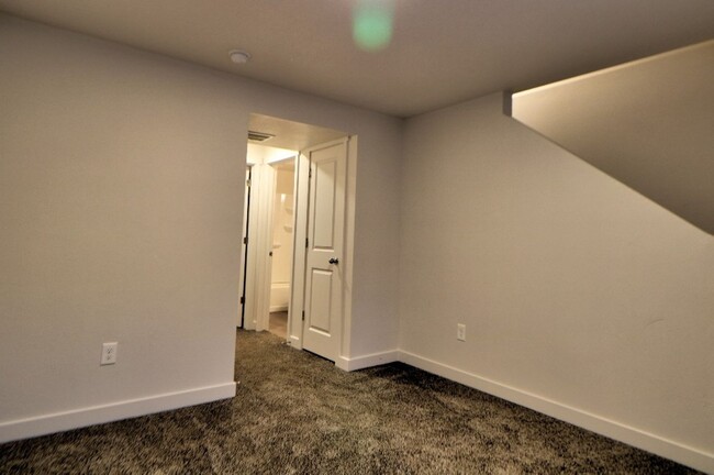 Building Photo - 3 Bedroom 2.5 Bathroom Townhome in Santaquin