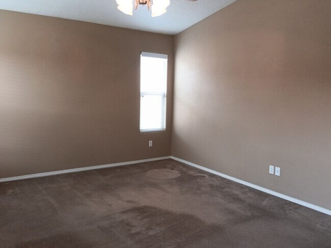 Building Photo - 4 Bedroom, 2 Bathroom! Lovely Home!