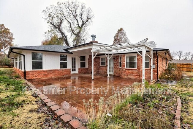 Building Photo - 314 N Lakeside Terrace