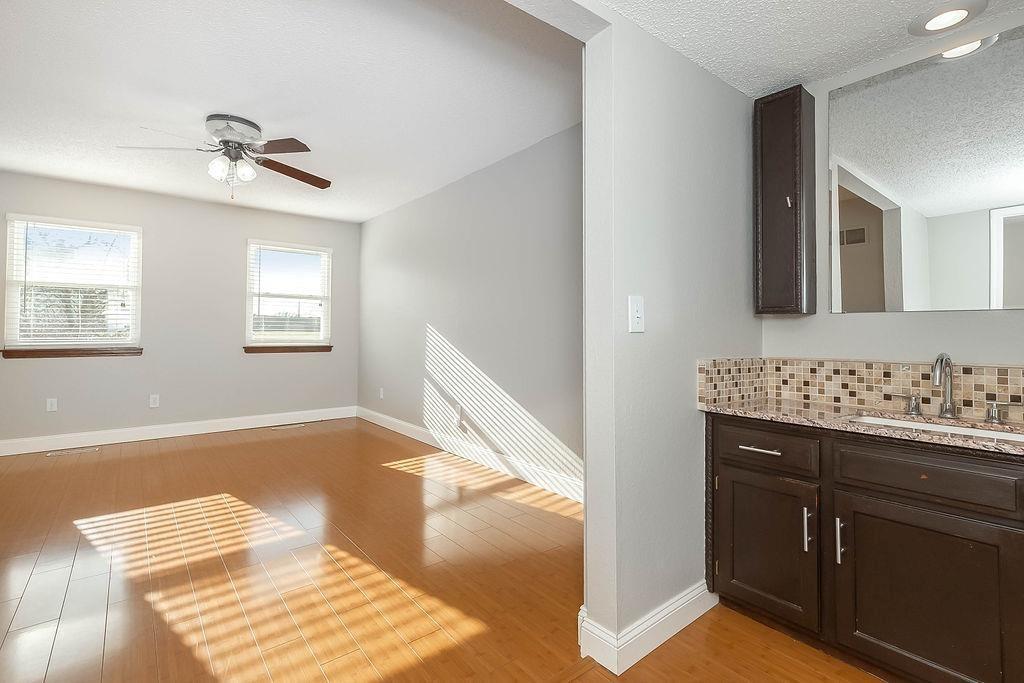 Building Photo - 1425 Martway Cir