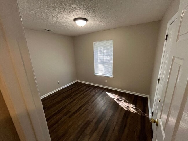 Building Photo - Inviting 3-bedroom, 2-bathroom Home on a C...