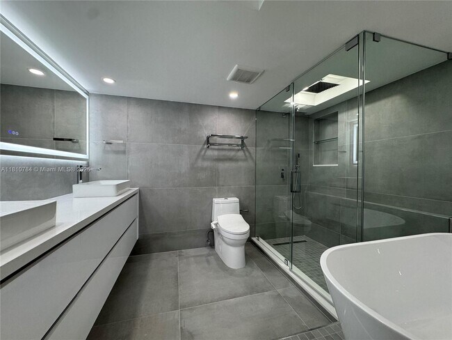 Building Photo - 1201 S Ocean Dr