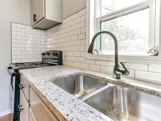 Building Photo - 3220 NE 14th Pl