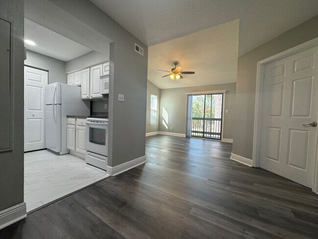 Building Photo - Newly Renovated 2/1 Condo ~ Gated Community near Tuskawilla!