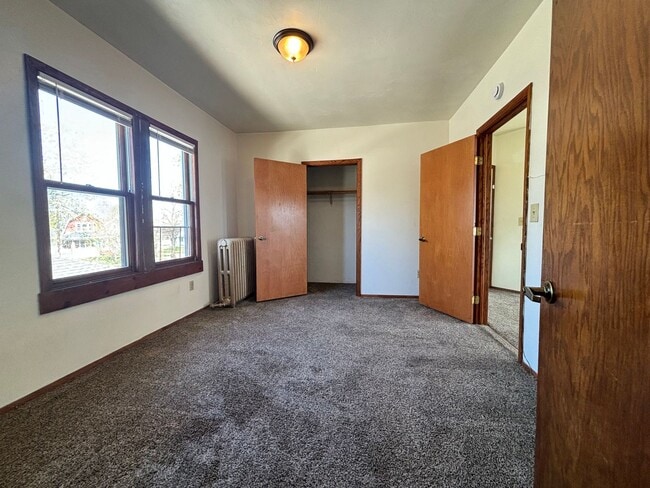 Building Photo - 828 S Maple Ave