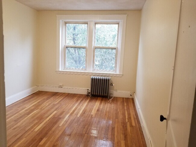 Building Photo - BU vicinity 4 bed 2 bath!!! Don't miss out!