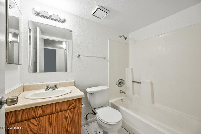 Building Photo - 725 E Vogel Ave