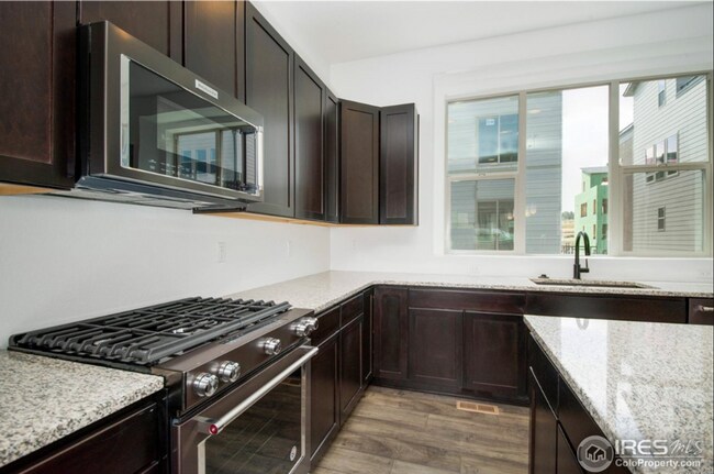 Building Photo - Beautiful 3 bed/3.5 bath Superior Townhome - Available May 4th!