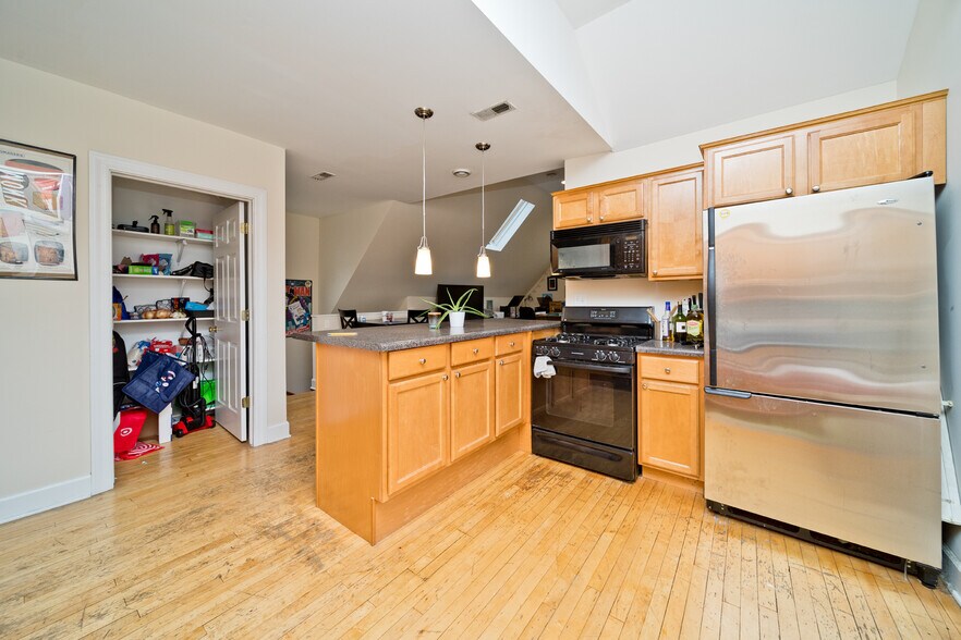 Building Photo - 3814 N Marshfield Ave