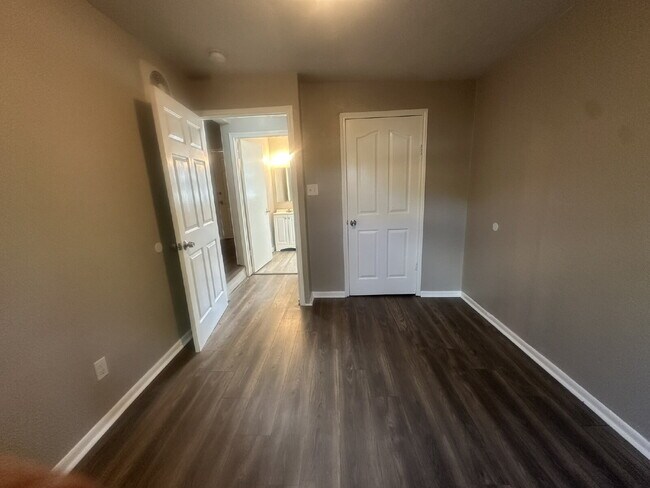 Building Photo - 2 Bedroom 1 bath apartment