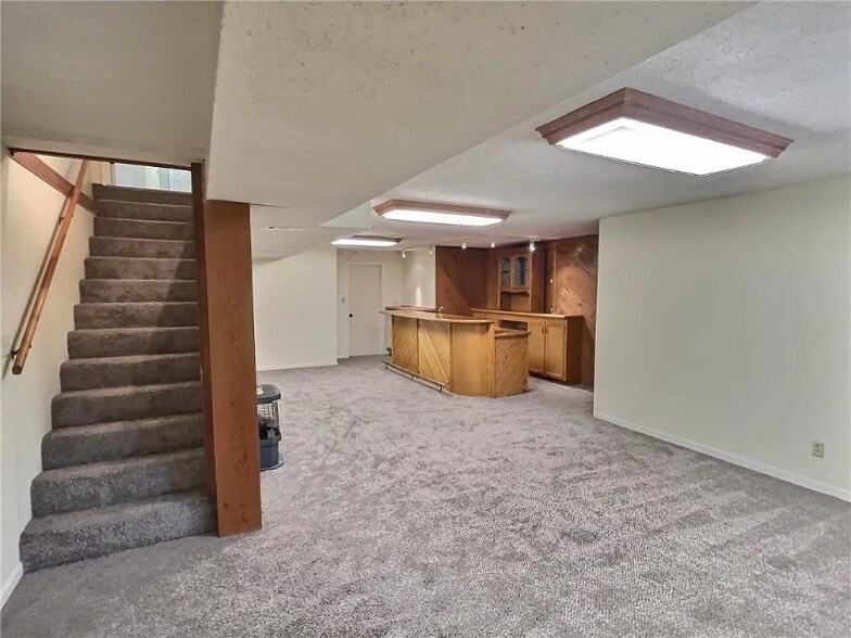 Building Photo - 1121 NE Ridgeview Dr