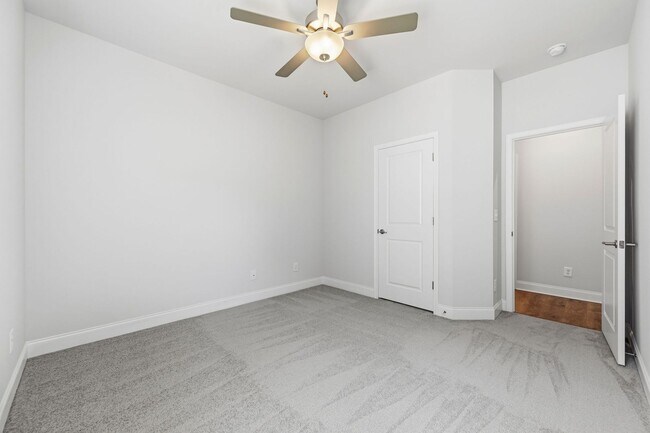 Building Photo - 903 Eakins Ln