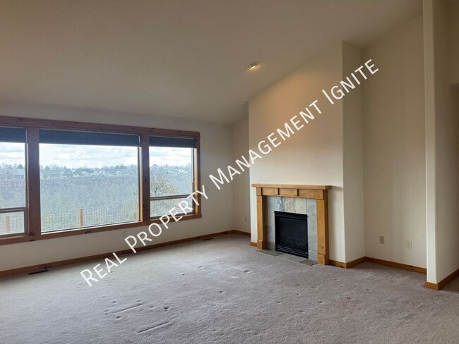 Building Photo - 3 Bedroom Home with Office-Huge Canyon Views