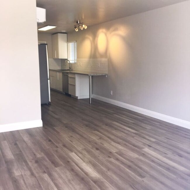 Building Photo - 410 W 9th St