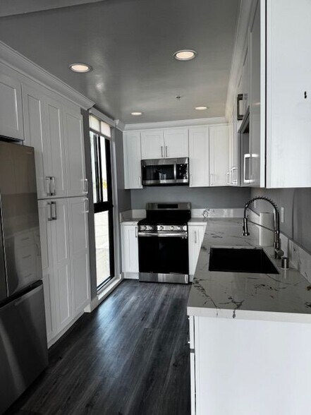 Building Photo - 6117 E Seaside Walk