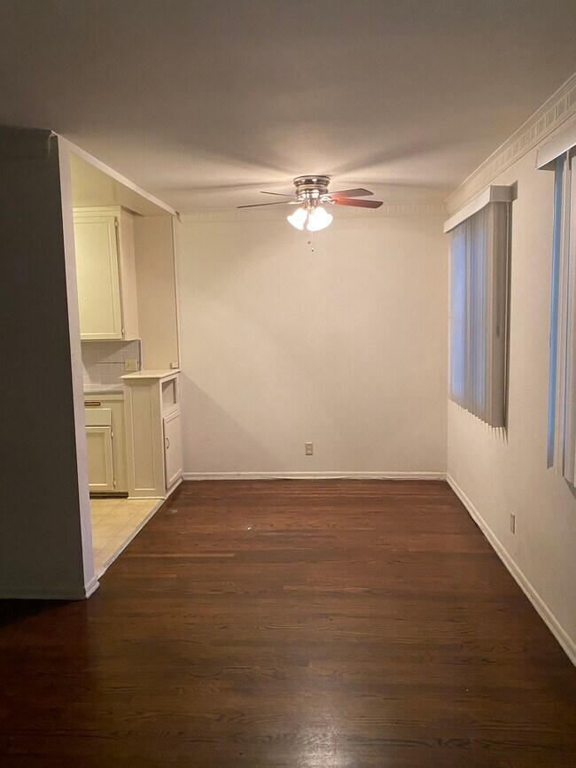 Building Photo - 3208 S Barrington Ave