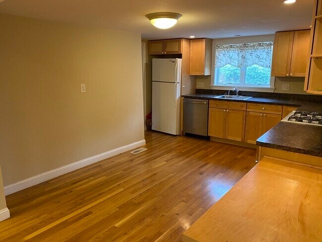 Building Photo - 84 Lake Rd